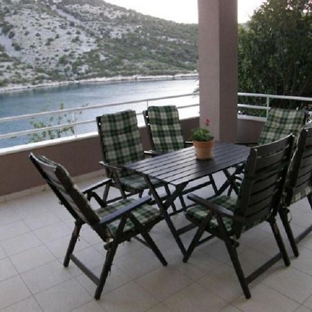 Apartments Ljubi Vinišće Extérieur photo